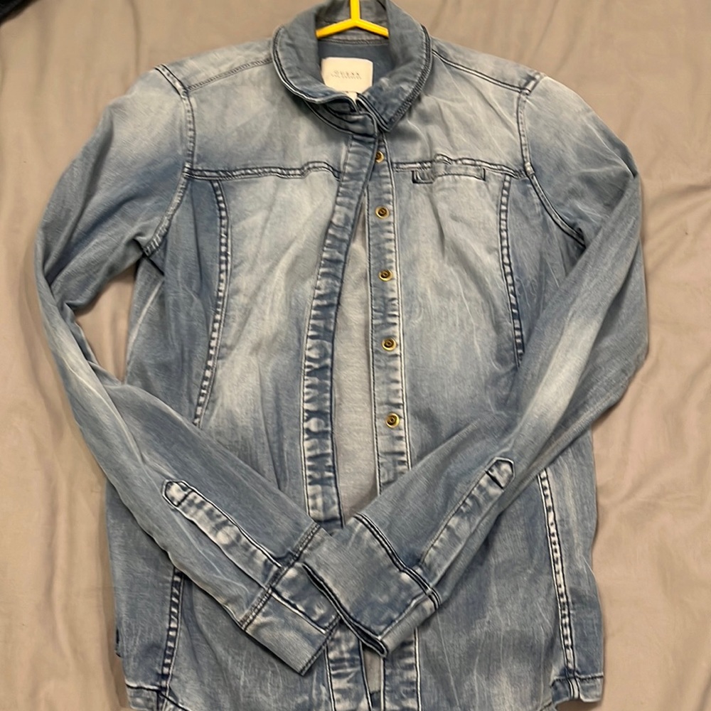 Snap on button down shirt, slightly western chambray inspired